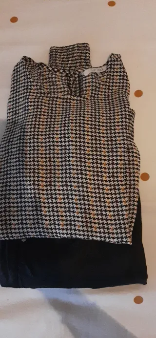 Conjunto pantalón negro y camisa estampado