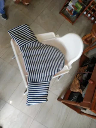 Trona Ikea con cojín a rayas