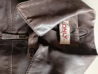 Cazadora ONLY cuero cropped marrón