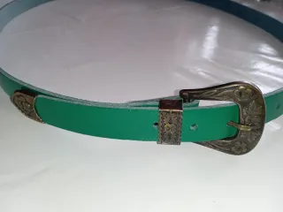 Cinturón fino verde hebilla grabada