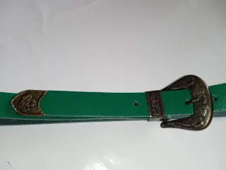 Cinturón fino verde hebilla grabada