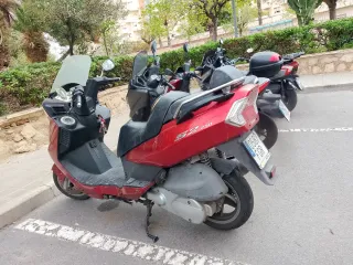 DAELIM Scooter Rojo Automático