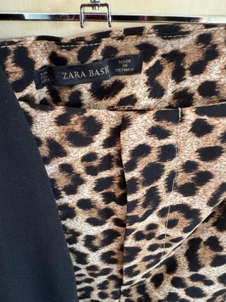 Conjunto Zara: Blusa Negra y Pantalón Estampado