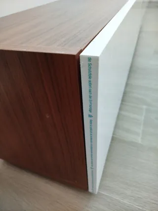 Mueble de salón modular blanco y madera