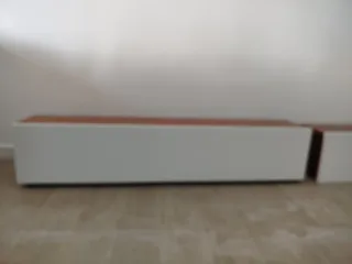 Mueble de salón modular blanco y madera