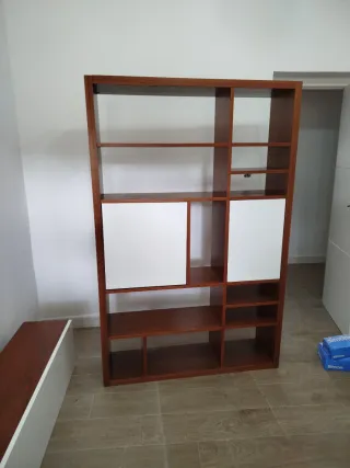 Mueble de salón modular blanco y madera