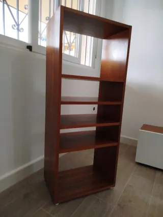 Mueble de salón modular blanco y madera