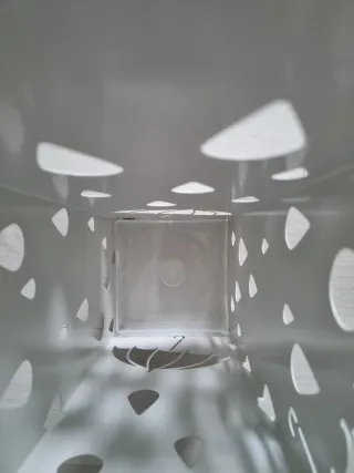 Paragüero de metal blanco con diseño