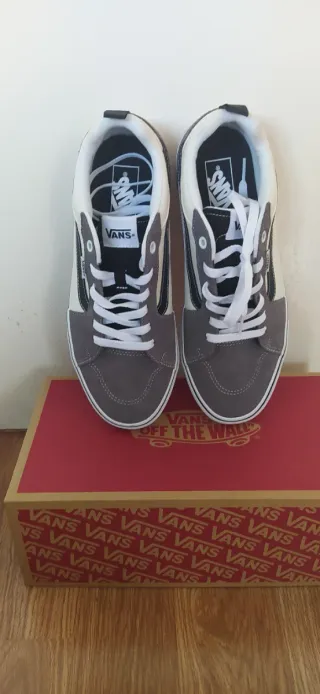 Zapatillas Vans grises y blancas