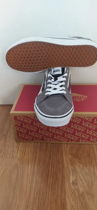 Zapatillas Vans grises y blancas