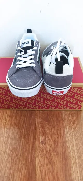 Zapatillas Vans grises y blancas