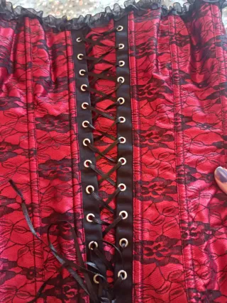 Corsé y falda encaje rojo y negro