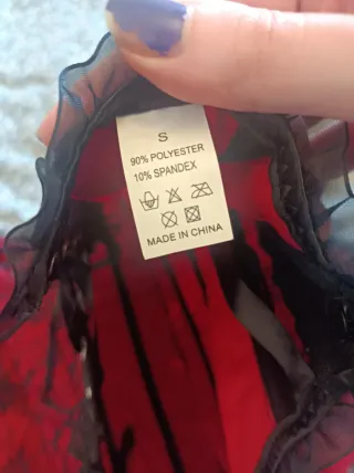 Corsé y falda encaje rojo y negro