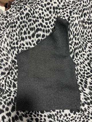 Top brillante asimétrico negro