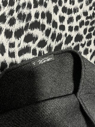 Top brillante asimétrico negro