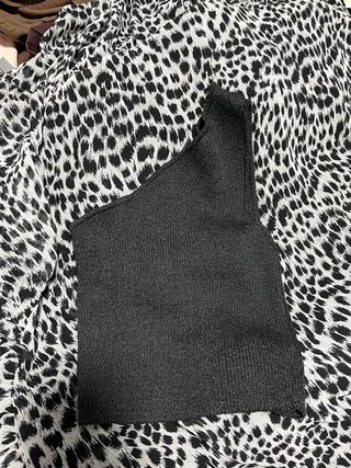 Top brillante asimétrico negro