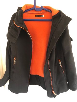Cimarrón forro polar con capucha negro y naranja