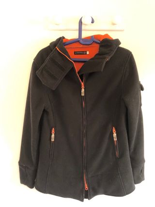 Cimarrón forro polar con capucha negro y naranja