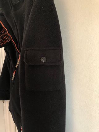 Cimarrón forro polar con capucha negro y naranja