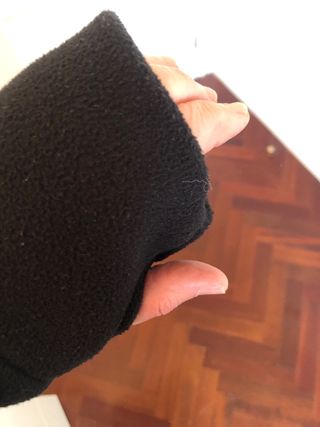 Cimarrón forro polar con capucha negro y naranja