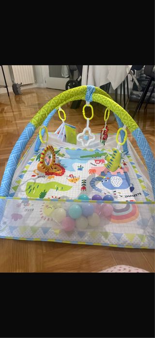 Gimnasio para bebé con arco y juguetes