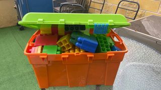 Arcón con piezas de construcción