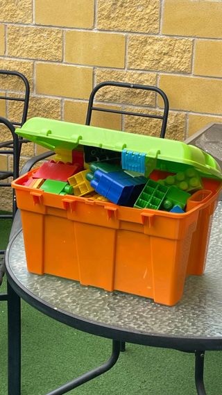 Arcón con piezas de construcción