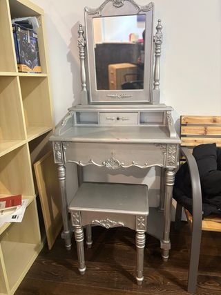 Tocador antiguo plateado con espejo y taburete