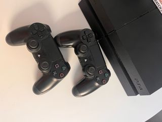 PS4 + 8 Juegos + 2 Mandos