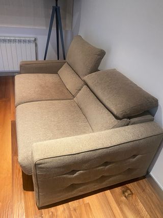 Sofá de tela beige