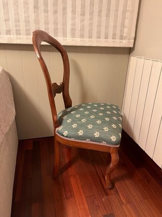 Silla antigua de madera y tela