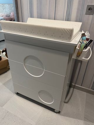 Cambiador infantil blanco con ruedas