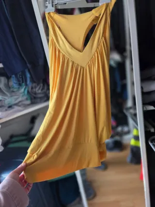 Camiseta amarilla con escote en V