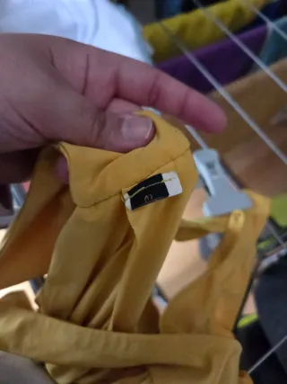 Camiseta amarilla con escote en V