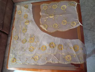 Manteletas de tul con bordado dorado