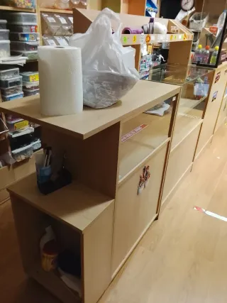 Mostradores y estanterías por cierre