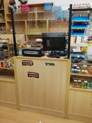 Mostradores y estanterías por cierre