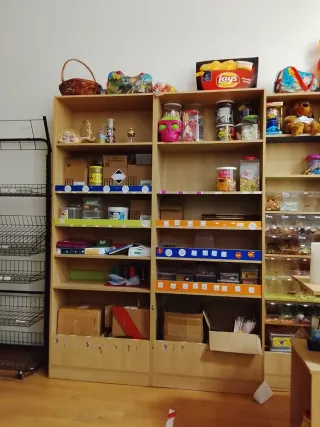 Mostradores y estanterías por cierre