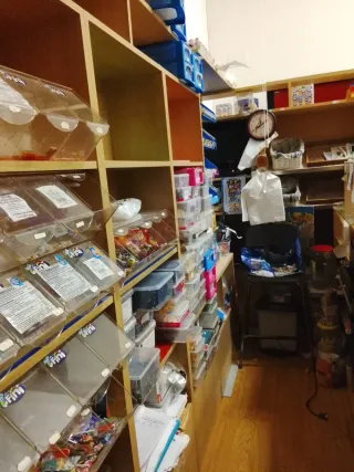 Mostradores y estanterías por cierre