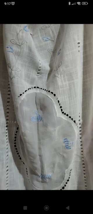 Tende bianche con bordo azzurro