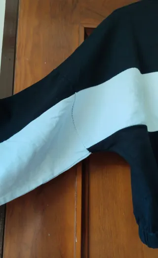 Chaqueta corta con cremallera y texto