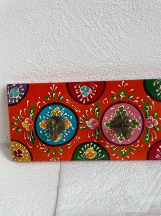 Appendiabiti in legno decorato