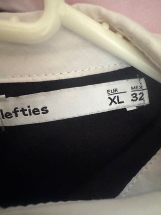 Camiseta de punto con cuello blanco