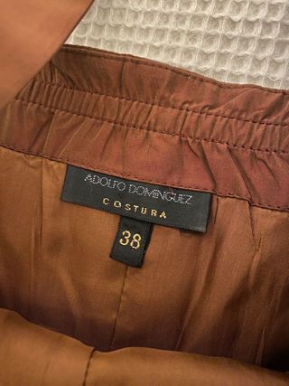 Vestido marrón con estampado de pavo real