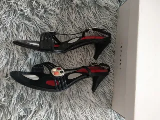 Sandalias Negras y Rojas