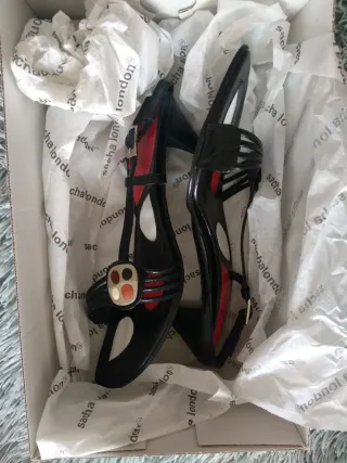 Sandalias Negras y Rojas