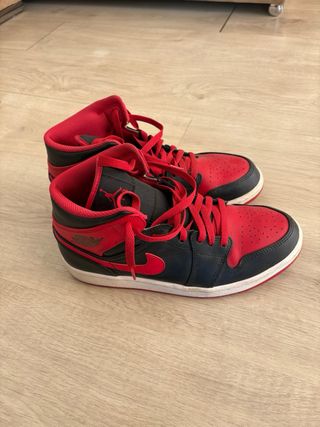 Nike Air Jordan 1 Mid Negro Rojo