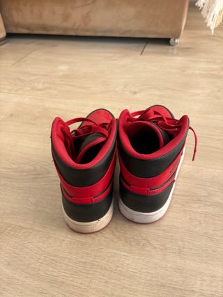 Nike Air Jordan 1 Mid Negro Rojo