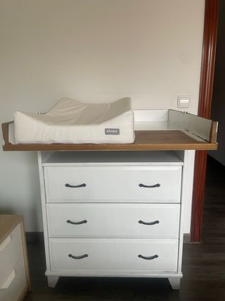 Cambiador de bebé blanco con cajones