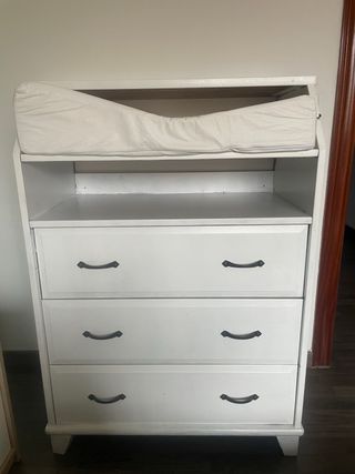 Cambiador de bebé blanco con cajones